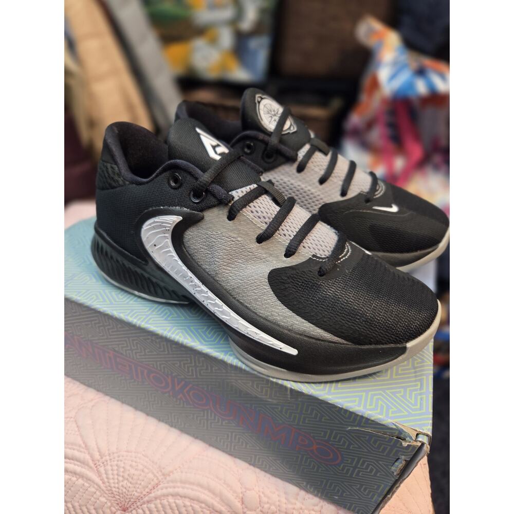 NIKE "FREAK 4 (GS)" Size 4 YOUTH - BLACK/WHITE - NEW - GIANNIS!